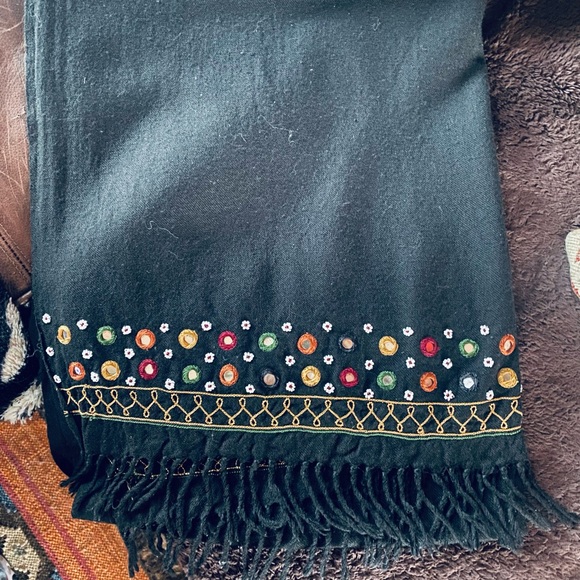 Beautiful soft wool full sized wrap/scarf with an intricate design 💝 - Picture 15 of 15